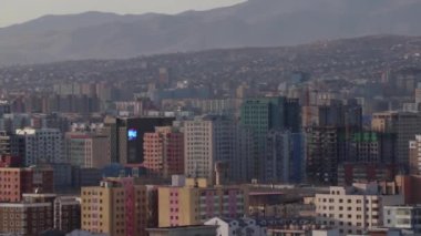Zaisan Anıtı 'ndan Moğolistan' ın başkenti Ulaanbaatar manzarası, yaklaşık Mart 2019