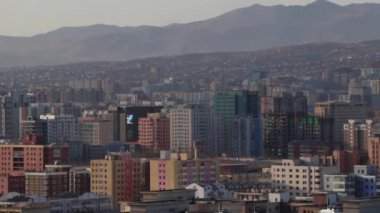 Zaisan Anıtı 'ndan Moğolistan' ın başkenti Ulaanbaatar manzarası, yaklaşık Mart 2019