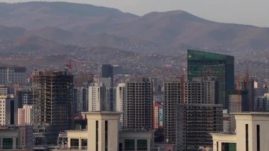 Zaisan Anıtı 'ndan Moğolistan' ın başkenti Ulaanbaatar manzarası, yaklaşık Mart 2019