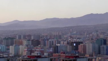 Zaisan Anıtı 'ndan Moğolistan' ın başkenti Ulaanbaatar manzarası, yaklaşık Mart 2019