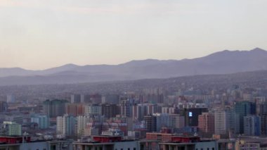 Zaisan Anıtı 'ndan Moğolistan' ın başkenti Ulaanbaatar manzarası, yaklaşık Mart 2019