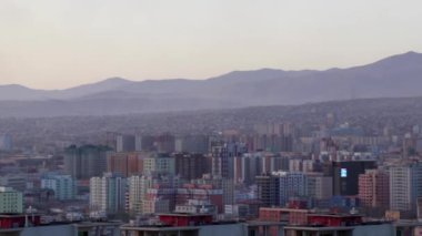 Zaisan Anıtı 'ndan Moğolistan' ın başkenti Ulaanbaatar manzarası, yaklaşık Mart 2019