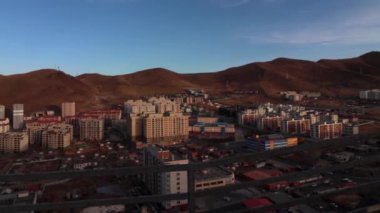 Zaisan Anıtı 'ndan Moğolistan' ın başkenti Ulaanbaatar manzarası, yaklaşık Mart 2019