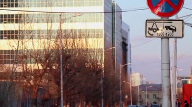 Moğolistan 'ın başkenti Ulaanbaatar' da sokak trafiği, yaklaşık Mart 2019