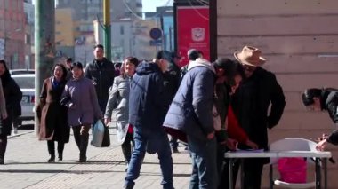 Moğolistan 'ın başkenti Ulaanbaatar' da sokak trafiği, yaklaşık Mart 2019