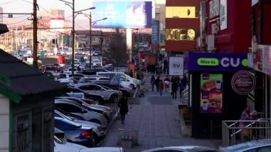 Moğolistan 'ın başkenti Ulaanbaatar' da sokak trafiği, yaklaşık Mart 2019
