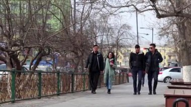 Moğolistan 'ın başkenti Ulaanbaatar' da sokak trafiği, yaklaşık Mart 2019