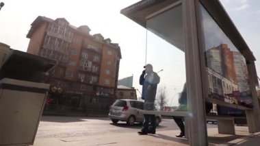 Mart 2019 'da Moğolistan' ın başkenti Ulaanbaatar 'da bir otobüs durağında kimliği belirsiz kişiler bulundu.