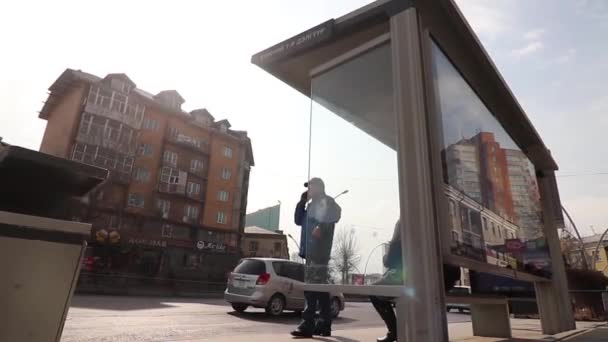 2019年3月左右 在蒙古首都乌兰巴托市中心的一个巴士站 身份不明的人 — 图库视频影像