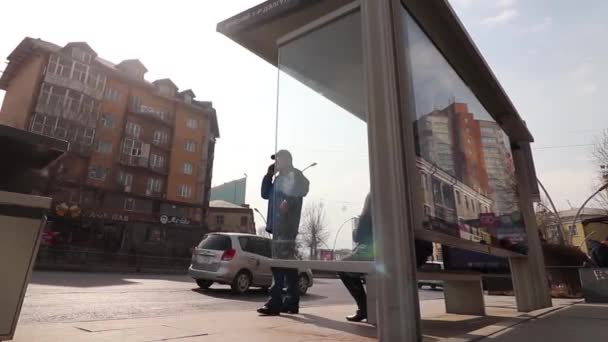 Pessoas Não Identificadas Uma Parada Ônibus Centro Cidade Ulaanbaatar Capital — Vídeo de Stock