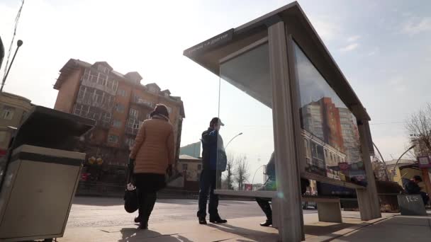 Ongeïdentificeerde Mensen Bij Een Bushalte Het Centrum Van Ulaanbaatar Hoofdstad — Stockvideo