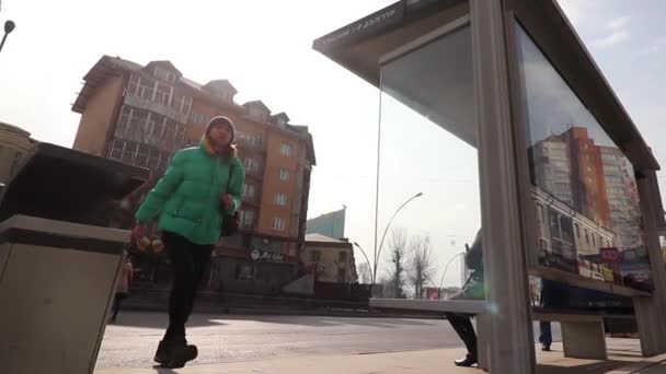 Persone Non Identificate Una Fermata Dell Autobus Nel Centro Ulaanbaatar — Video Stock