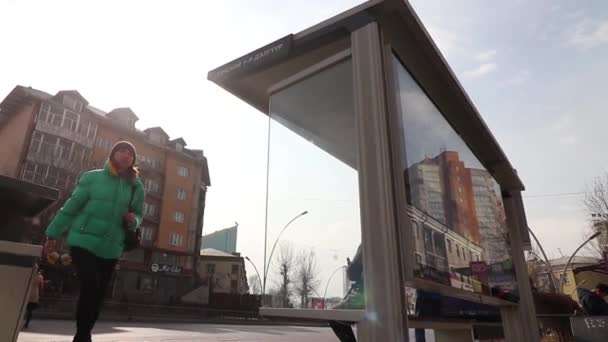Neidentifikovaní Lidé Autobusové Zastávce Centru Ulaanbaataru Hlavním Městě Mongolska Kolem — Stock video