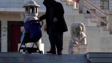 Mart 2019 'da Moğolistan' ın başkenti Ulaanbaatar 'daki Uluslararası Buda Parkı' nda kimliği belirsiz kişiler.