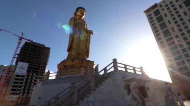 Moğolistan 'ın başkenti Ulaanbaatar' daki Uluslararası Buda Parkı 'ndaki Büyük Buda heykeli, yaklaşık Mart 2019