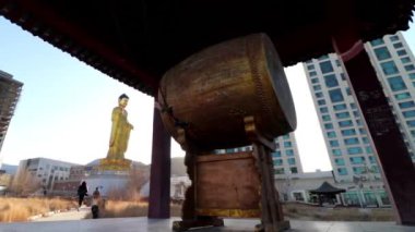 Mart 2019 'da Moğolistan' ın başkenti Ulaanbaatar 'daki Uluslararası Buda Parkı' nda kimliği belirsiz kişiler.