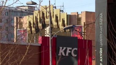 Moğolistan 'ın başkenti Ulaanbaatar' daki KFC restoranı ve ünlü Urgoo Sineması, yaklaşık Mart 2019