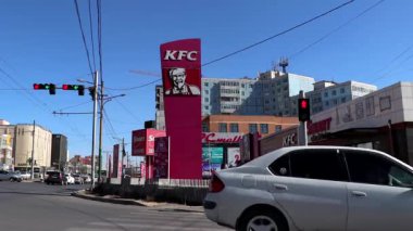 Moğolistan 'ın başkenti Ulaanbaatar' daki KFC restoranı ve ünlü Urgoo Sineması, yaklaşık Mart 2019