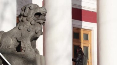 Aslan heykeli, yakın plan ayak izleri.