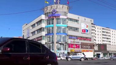 Moğolistan 'ın başkenti Ulaanbaatar' da büyük bir mağaza olan Nomin Plaza 'da sokak trafiği, yaklaşık Mart 2019