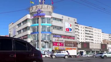 Moğolistan 'ın başkenti Ulaanbaatar' da büyük bir mağaza olan Nomin Plaza 'da sokak trafiği, yaklaşık Mart 2019