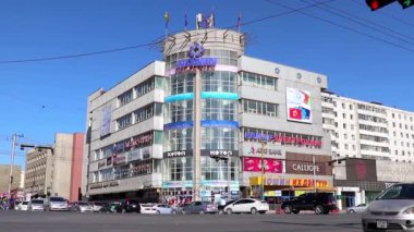 Moğolistan 'ın başkenti Ulaanbaatar' da büyük bir mağaza olan Nomin Plaza 'da sokak trafiği, yaklaşık Mart 2019