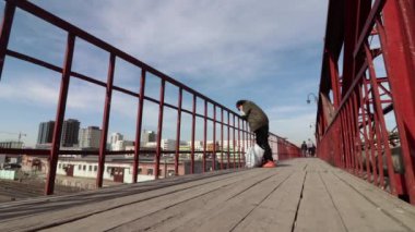 Moğolistan 'ın başkenti Ulaanbaatar' daki bir tren istasyonunda, yaklaşık Mart 2019 'da köprüde.