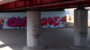 Moğolistan 'ın başkenti Ulaanbaatar' daki bir tren istasyonunda, yaklaşık Mart 2019 'da köprüde.