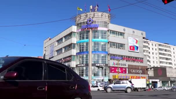 Straßenverkehr Nomin Plaza Einem Großen Kaufhaus Ulaanbaatar Der Hauptstadt Der — Stockvideo