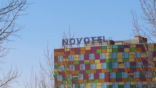 Das Novotel Hotel Ulaanbaatar Der Hauptstadt Der Mongolei März 2019 — Stockvideo