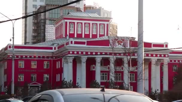 Straatverkeer Het Opera House Ulaanbaatar Hoofdstad Van Mongolië Circa Maart — Stockvideo