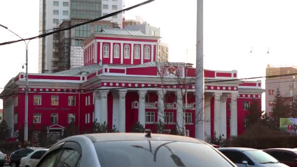 Lalu Lintas Jalan Gedung Opera Ulaanbaatar Ibukota Mongolia Sekitar Maret — Stok Video