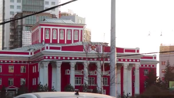 Lalu Lintas Jalan Gedung Opera Ulaanbaatar Ibukota Mongolia Sekitar Maret — Stok Video