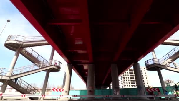2019年3月頃 モンゴルの首都ウランバートルの鉄道駅の架空橋 — ストック動画