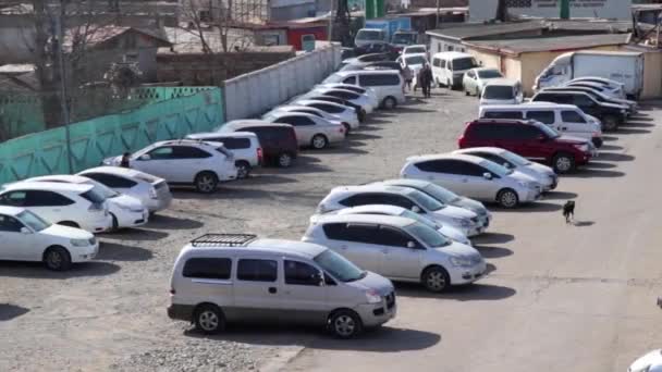 2019年3月頃 モンゴルの首都ウランバートルの鉄道駅の駐車場 — ストック動画