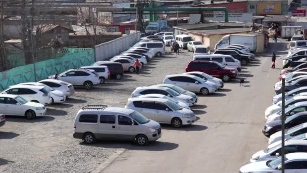 Parkplatz Einem Bahnhof Ulaanbaatar Der Hauptstadt Der Mongolei März 2019 — Stockvideo