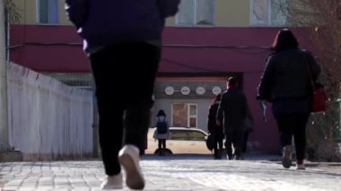 Mart 2019 dolaylarında, Moğolistan 'ın başkenti Ulaanbaatar' ın sokaklarında kimliği belirsiz insanlar görüldü.