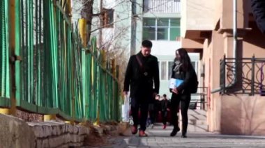 Mart 2019 dolaylarında, Moğolistan 'ın başkenti Ulaanbaatar' ın sokaklarında kimliği belirsiz insanlar görüldü.