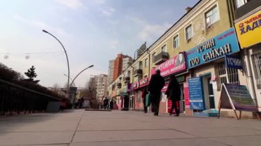 Mart 2019 'da Moğolistan' ın başkenti Ulaanbaatar 'da kimliği belirsiz kişiler ve sokak trafiği