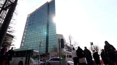 Mart 2019 'da Moğolistan' ın başkenti Ulaanbaatar 'da kimliği belirsiz kişiler ve sokak trafiği