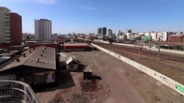 Moğolistan 'ın başkenti Ulaanbaatar' daki tren istasyonu, yaklaşık Mart 2019 'da köprüden görüldüğü üzere,