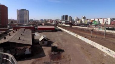 Moğolistan 'ın başkenti Ulaanbaatar' daki tren istasyonu, yaklaşık Mart 2019 'da köprüden görüldüğü üzere,