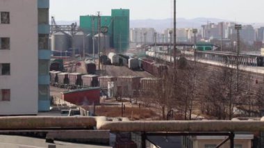 Moğolistan 'ın başkenti Ulaanbaatar' daki tren istasyonu, yaklaşık Mart 2019 'da köprüden görüldüğü üzere,