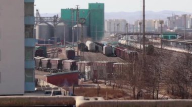 Moğolistan 'ın başkenti Ulaanbaatar' daki tren istasyonu, yaklaşık Mart 2019 'da köprüden görüldüğü üzere,