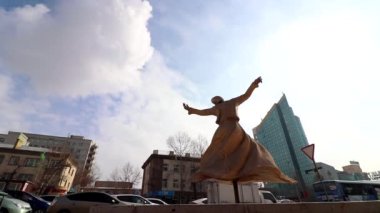 Moğolistan 'ın başkenti Ulaanbaatar' da heykel ve sokak trafiği, yaklaşık Mart 2019