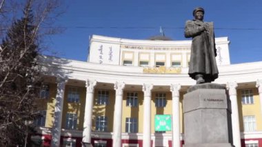 Moğolistan 'ın başkenti Ulaanbaatar' daki Moğol Ulusal Üniversitesi önündeki anıt, yaklaşık Mart 2019