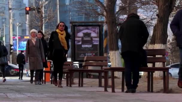 Ongeïdentificeerde Mensen Straat Het Centrum Van Ulaanbaatar Hoofdstad Van Mongolië — Stockvideo