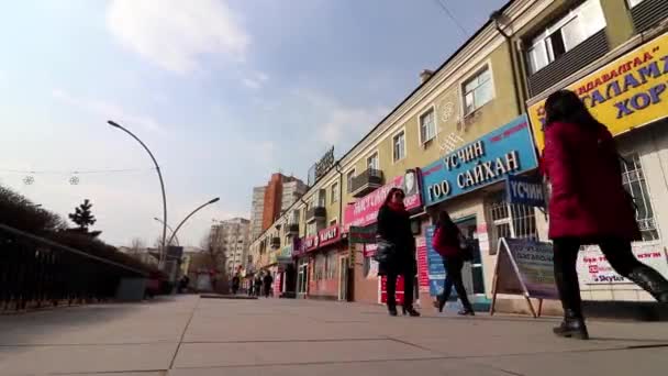Niezidentyfikowani Ludzie Ruch Uliczny Centrum Ulaanbaatar Stolicy Mongolii Około Marca — Wideo stockowe