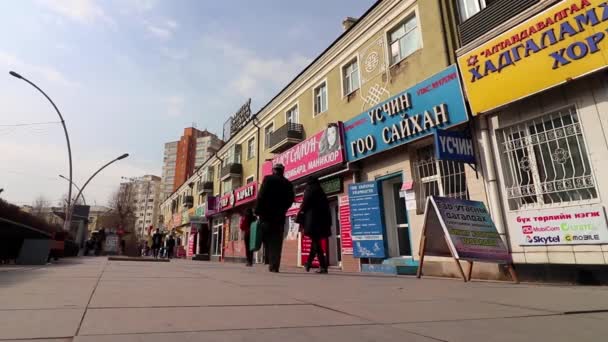 Niezidentyfikowani Ludzie Ruch Uliczny Centrum Ulaanbaatar Stolicy Mongolii Około Marca — Wideo stockowe