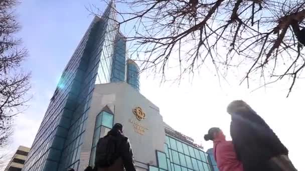 2019年3月前后 蒙古首都乌兰巴托市中心的身份不明人口和街头交通情况 — 图库视频影像